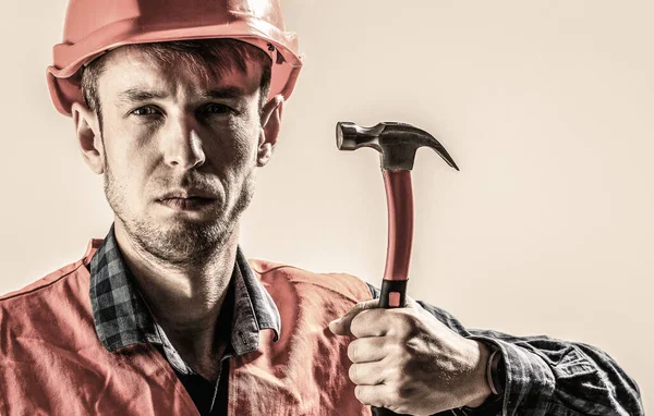 Handyman diensten. industrie, technologie, bouwer man, concept. Man, bouwer, helm, hoed. Hamer hameren. Bouwer in helm, hamer — Stockfoto