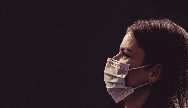 Ansikten av människor i skyddande masker från coronavirus. Vackra karantänpar. Par bär en skyddande ansiktsmask, pandemi och känslor koncept. Livsstil COVID-19 — Stockfoto