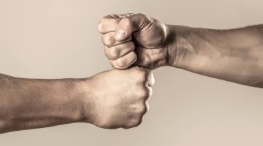 Erkeklerin elleri yumruk tokuşturma takım çalışması, başarı. Adam yumruk tokuşturuyor. Takım konsepti. İnsanlar yumruklarını birbirine vuruyor, kollarını. Dostça tokalaşma, dostça selamlaşma. İki el, izole edilmiş kol.