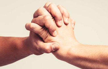 Erkek el sıkışma ile birleşir. Adam yardım eder, vasilik yapar, koruma sağlar. İki el, izole bir kol, bir arkadaşa yardım eli. Dostça el sıkışalım, dostça selamlaşalım