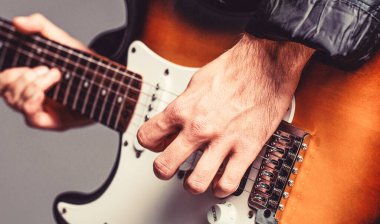 Gitar çalan adam. Gitar çalarak elinizi kapatın. Gitar çalan müzisyen, canlı müzik. Elektro gitar. Rock müzik grubunun tekrarı. Müzik festivali