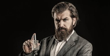 Parfüm, parfüm şişesi, parfüm, kozmetik, parfüm şişesi, erkek parfümü. Erkek parfümü, takım elbiseli sakallı bir adam. Elinde parfüm şişesi tutan bir erkek. Erkek parfümü, parfüm