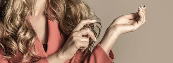 Frau mit einer Parfümflasche. Frau präsentiert Parfüm Duft. Frau mit Parfümflasche. Schöne Mädchen mit Parfüm. Frau mit einer Flasche Parfüm. Parfümflasche Frau sprüht Aroma — Stockfoto