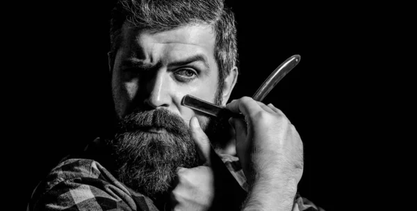 Lâmina reta vintage. Corte de cabelo dos homens. Homem na barbearia. Cabeleireiro barbudo bonito está segurando uma navalha reta enquanto barbearia. Lâmina reta, barbearia, barba — Fotografia de Stock