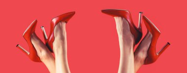 Yüksek topuklu ayakkabılar. Güzel bacaklı kadın. Kırmızı arka planda kırmızı topuklu güzel kadın bacakları. Yüksek topuklu giyen mükemmel kadın bacakları. Bacakları düzgün, yüksek topuklu bir kız.