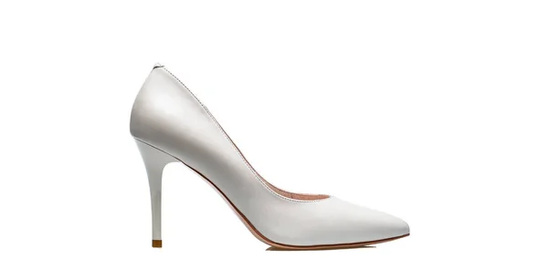 Witte schoen voor vrouwen. Schoonheid en mode concept. Modieuze damesschoenen geïsoleerd op witte achtergrond. Witte hoge hak vrouwen schoenen op witte achtergrond — Stockfoto