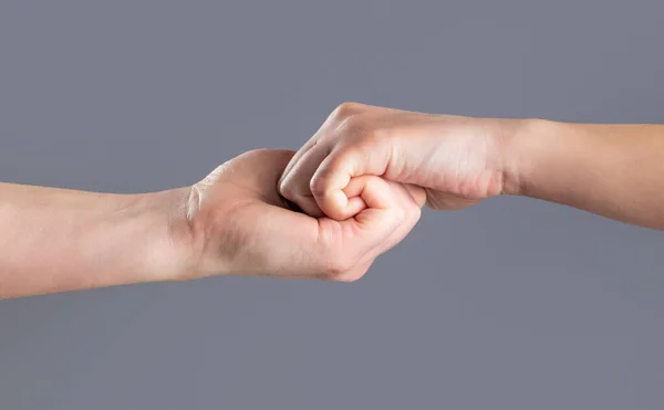 Due mani, braccio isolato, mano d'aiuto di un amico. Salvataggio, aiuto nella mano. Mano maschile unita in stretta di mano. Uomo aiuto mani, tutela, protezione — Foto Stock