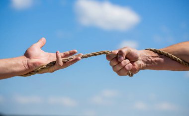 İp, ip. El ele tutuşmak, ipe tırmanmak, güç ve kararlılık. Kurtarma, yardım, el hareketlerine yardım. Savaşın çekişmesi