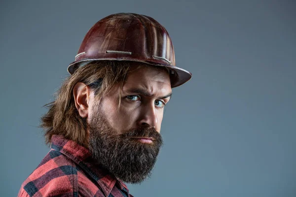 Construcții, industrie - concept constructor. Muncitor cu barbă cu barbă în construirea unei cască sau a unei pălării dure. Constructori de oameni, industrie — Fotografie, imagine de stoc