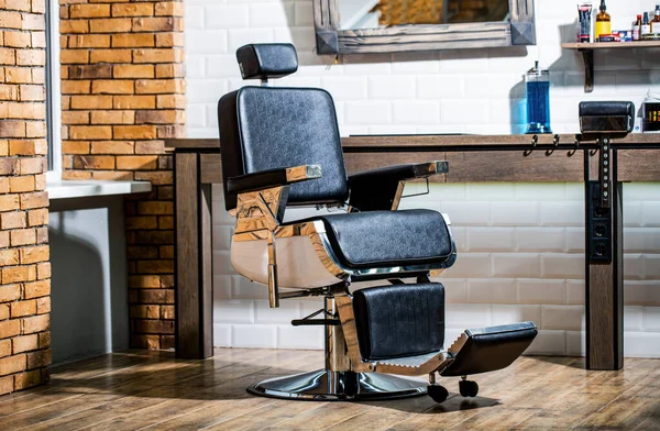 Profesjonalny fryzjer we wnętrzu fryzjera. Krzesło fryzjerskie. Fotel fryzjera, nowoczesny fryzjer i salon fryzjerski, salon fryzjerski dla mężczyzn. Stylowe vintage krzesło fryzjerskie — Zdjęcie stockowe