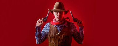 Şapkalı Batılı adam. Şapkalı bir kovboy ya da çiftçi portresi. Kovboy şapkalı, silahlı bir adam. Kovboy portresi. Batı, silahlar. Bir kovboyun portresi