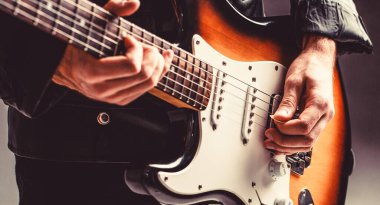 Müzik aleti. Elektro gitar. Rock müzik grubunun tekrarı. Müzik festivali. Gitar çalan adam. Gitar çalarak elinizi kapatın. Gitar çalan müzisyen, canlı müzik