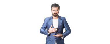 İş adamı nöbet süresini kontrol ediyor. İş adamı kol saatini gösteriyor. İş elbisesi içinde kol saatiyle teslim ol. Takım elbiseli şık yakışıklı adam. Seksi erkek, vahşi maço, hippi.