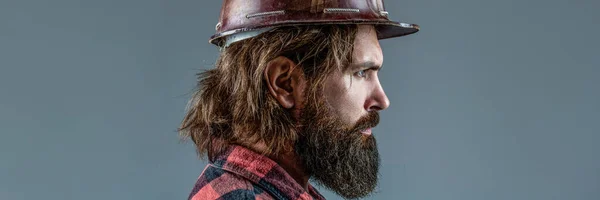 Builder in hard hat, foreman or repairman in the helmet. Building, industry, technology - builder concept. Bearded man worker with beard in building helmet or hard hat. Man builders, industry — Stock Photo, Image