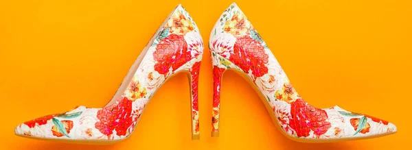 Stijlvolle klassieke leren damesschoen. Gekleurde damesschoenen op gele, oranje achtergrond. Kleurrijke leren schoenen stiletto. Stijlvolle vrouwelijke schoenen in kleuren. Modieuze damesschoenen — Stockfoto