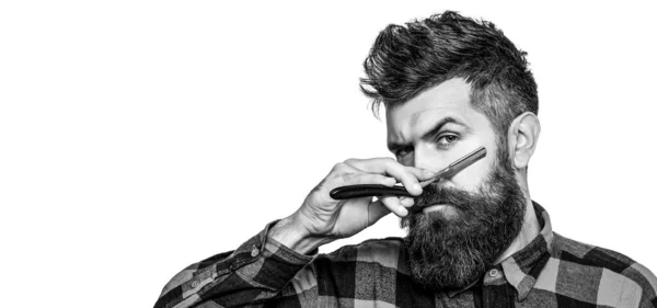 Hombre barbudo, barba larga, brutal, hipster caucásico con bigote. Navaja de afeitar vintage. Corte de pelo para hombre en peluquería. Peluquería maquinilla de afeitar, peluquería —  Fotos de Stock
