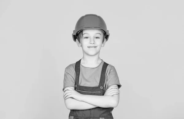 Portret kleine bouwer in hoeden. Kinderhelm, harde hoed. Kleine bouwer in helm. Kind verkleed als arbeider bouwer. Kleine jongen met helm op — Stockfoto