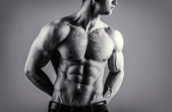 Torse avec six pack et muscle ab. Abs et biceps. Un gars fort et brutal. Torse sexy. Beau gros muscle homme posant au studio. Homme sexy musclé. bel homme fort sexuel avec le corps musculaire — Photo