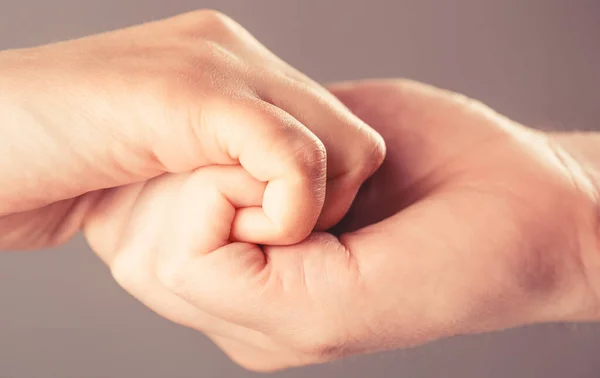 Male and child hands connected each other together and forever. Woman and kid hands connect with each other. Friendly handshake, friends greeting. Rescue, helping hand. Man help hands, protection — Stock Photo, Image