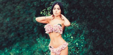 Sutyen ve külot. Çiçekler, seksi iç çamaşırı ile mükemmel kadın bedeni. Kız iç çamaşırı, yerine çiçekli çiçekli. Şehvetli kadın, çiçek sütyen, Külot. Bahar kız. Çıplak kadın. Erkek çiçekler ile.