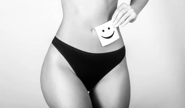 Υγεία στομάχου, καλές έννοιες πέψης. Γυναίκες με υγεία στομάχου. Υγεία των γυναικών. Κοντινό πλάνο της υγιούς γυναίκας με όμορφη εφαρμογή λεπτό σώμα σε μαύρο κιλοτάκι κρατώντας κάρτα με χαρούμενο χαμογελαστό πρόσωπο στα χέρια — Φωτογραφία Αρχείου