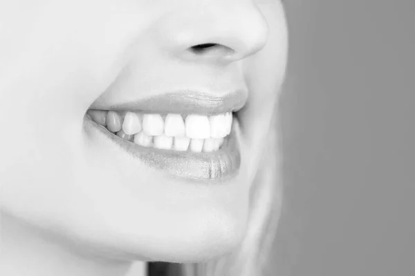 歯のホワイトニング。歯の健康の概念。歯のホワイトニング手順。歯のケア。歯の概念。完璧な健康的な歯だ。女性の歯の笑顔の閉鎖ショット。完璧な健康的な歯の笑顔女性 — ストック写真