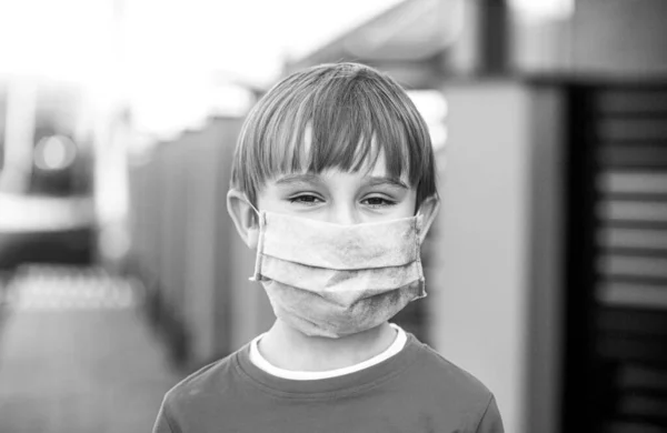 男孩在外科绷带。戴口罩的男孩隔离和保护病毒。Coronavirus检疫在户外戴药物面具的孩子。科罗纳威斯流行病有保护面罩的男孩 — 图库照片