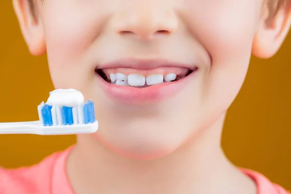 Dental hygiene. Happy little kid brushing her teeth. Kid boy brushing teeth. Boy toothbrush white toothpaste. Health care, dental hygiene. Joyful child shows toothbrushes. Little boy cleaning teeth — Stock Fotó