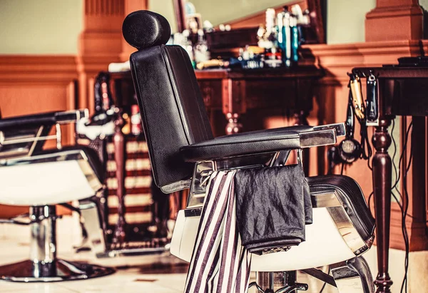 Профессиональный парикмахер в парикмахерской. Парикмахерская кресло, современный парикмахерская и парикмахерская, парикмахерская для мужчин. Стильное винтажное парикмахерское кресло — стоковое фото