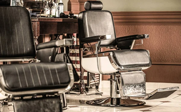 Stylish vintage barber chair. Professional hairstylist in barbershop interior. Barber shop chair. Barbershop armchair, modern hairdresser and hair salon, barber shop for men. Beard, bearded man — Stock Photo, Image