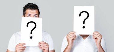 Soru işareti, sembol. Soru işareti olan adam. İsimsiz bir adam, sorgulama sembolünün arkasına bakıyor. Erkek bilinmezliği. Bir sorum var, anonim, habersiz. Soru işaretli kağıt notlar