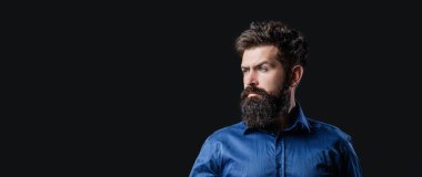 Dizüstü bilgisayarı tutuyorum. Gerçekten yakışıklı, sakallı, işçi dizüstü bilgisayar. Sakallı erkek işadamı elinde bir bilgisayar tutuyor. Siyah arka planda izole edilmiş. İşadamı dizüstü bilgisayarını kullanıyor.