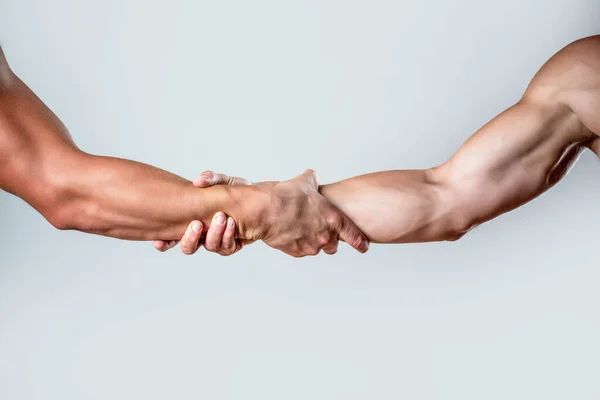 Due mani, braccio d'aiuto di un amico, lavoro di squadra. Aiutare concetto mano e giornata internazionale di pace, sostegno. Primo piano. Aiutare mano tesa, braccio isolato, salvezza. Primo piano mano di aiuto — Foto Stock