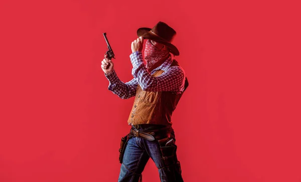 American bandit in mask, western man with hat. Man wearing cowboy hat, gun. West, guns. American cowboy. Cowboy wearing hat. Western life. Guy in cowboy hat — Foto de Stock