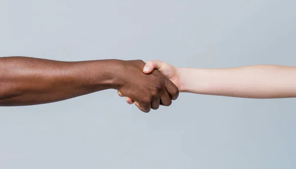 Woman and african woman hand. Helping hand, Rescue, multiathnic people. Helping hands, Rescue gesture. Black and white human hands. African and caucasian hands. Giving a helping hand to another — Stock Photo, Image