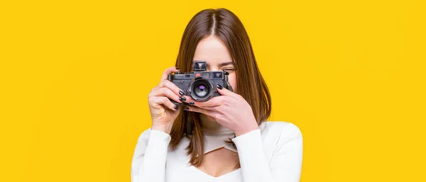 Girl with a cameras. Woman holding camera over yellow background. Girl using a camera photo. Photographer camera photo, photographing girl joy make photography taking concept — Stock Photo, Image