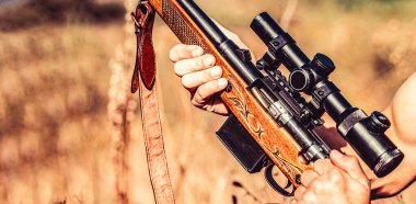 Erkek avcı avlanmaya hazır. - Yakın çekim. Adam avlanıyor, delikanlı.