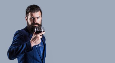 Şişe, kırmızı şarap kadehi. Sakallı adam, sakallı şarap tadımı. Sommelier adam, degustator, şaraphane. Şampanya ve şarap taşıyan bir adam.