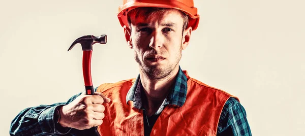 Servizi di tuttofare. industria, tecnologia, costruttore, concetto. Operaio, casco da costruzione, cappello duro. Martello martellante. Costruttore in casco, martello — Foto Stock