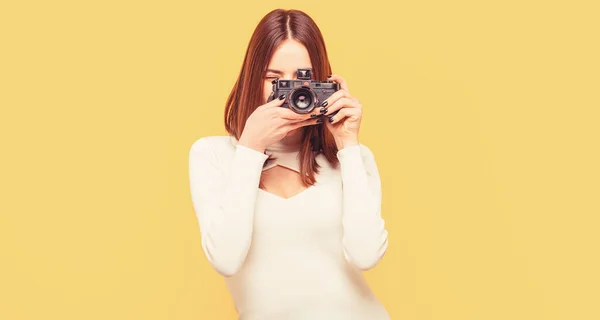 A nő kamerát tart a sárga háttér felett. A lány kamerás képet használ. Fényképész kamera fotó, fényképezés lány öröm, hogy fotózás koncepció. Lány kamerával — Stock Fotó