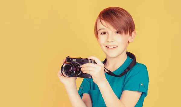 Baby boy with camera. Cheerful smiling child holding a cameras. Little boy on a taking a photo using a vintage camera. Child in studio with professional camera. Boy using a cameras — Stock Photo, Image