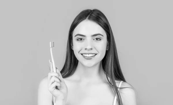 Έννοια Του Υγιεινού Τρόπου Ζωής Οδοντιατρική Υγιεινή Χαμογελαστή Νεαρή Γυναίκα — Φωτογραφία Αρχείου