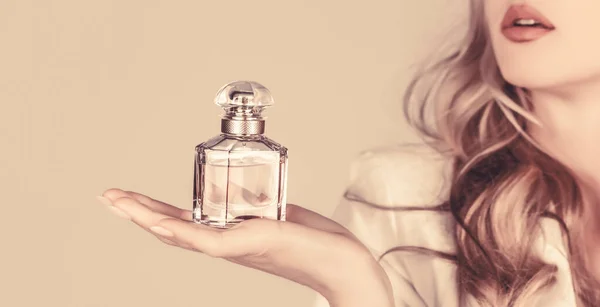 Een Vrouw Met Een Parfumflesje Mooi Meisje Met Parfum Vrouw — Stockfoto