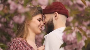 Açık havada aşık genç bir çift. Genç şık moda çiftlerinin şehvetli açık hava portresi. Parkta sarılıp öpüşen aşıklar. Aşk, gençlik, mutluluk konsepti.