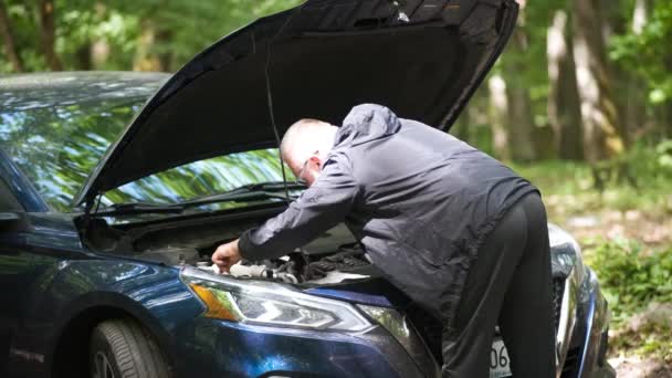 Man Opened Hood His Car Looking Malfunction Car Breakdown Man — Vídeos de Stock