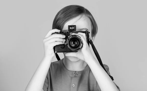 Ребенок Студии Профессиональной Камерой Мальчик Камерами Мальчик Камерой Веселый Улыбающийся — стоковое фото