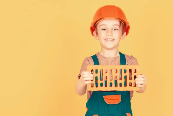 Kleine Bouwer Helm Kind Verkleed Als Arbeider Bouwer Kleine Jongen — Stockfoto