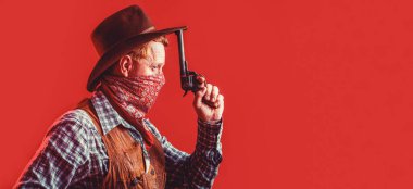 Şapkalı kovboy portresi. Kovboy şapkalı, silahlı bir adamın portresi. Kovboy portresi. Batı, silahlar..