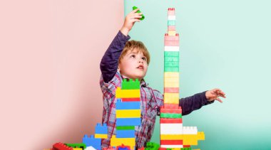 Çocuk renkli oyuncak bloklarıyla oynuyor. Küçük çocuklar için eğitici oyuncaklar. Küçük çocuk bir sürü renkli plastik blok yapımcısıyla oynuyor. Çocuk anaokulunda inşaat bloklarıyla oynuyor..