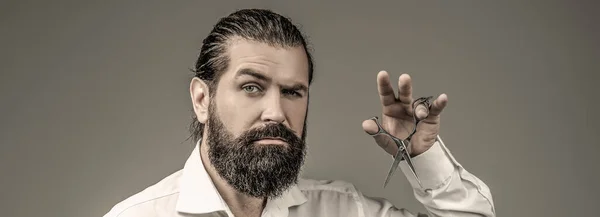 Homem Barbudo Isolado Fundo Cinzento Corte Cabelo Mans Barbearia Tesoura — Fotografia de Stock